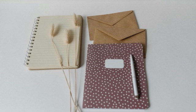 Briefpapier en enveloppen op tafel