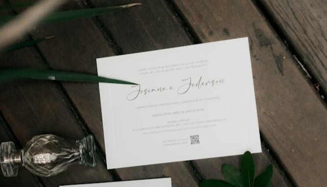 Een kaart met QR-code op tafel