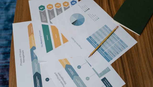 Folders met grafieken op een bureau