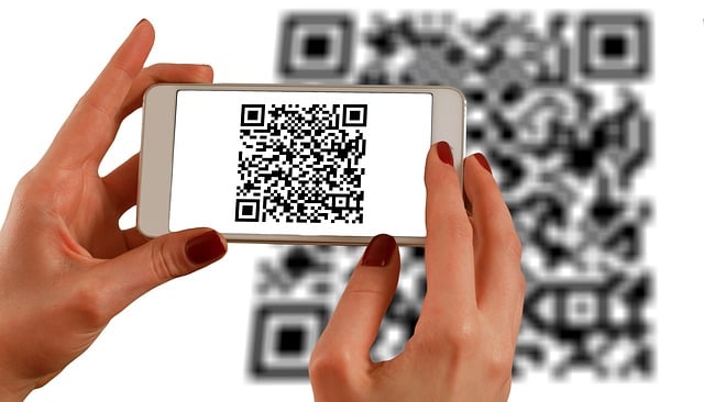 Een klant scant een QR-code met de telefoon om een review achter te laten