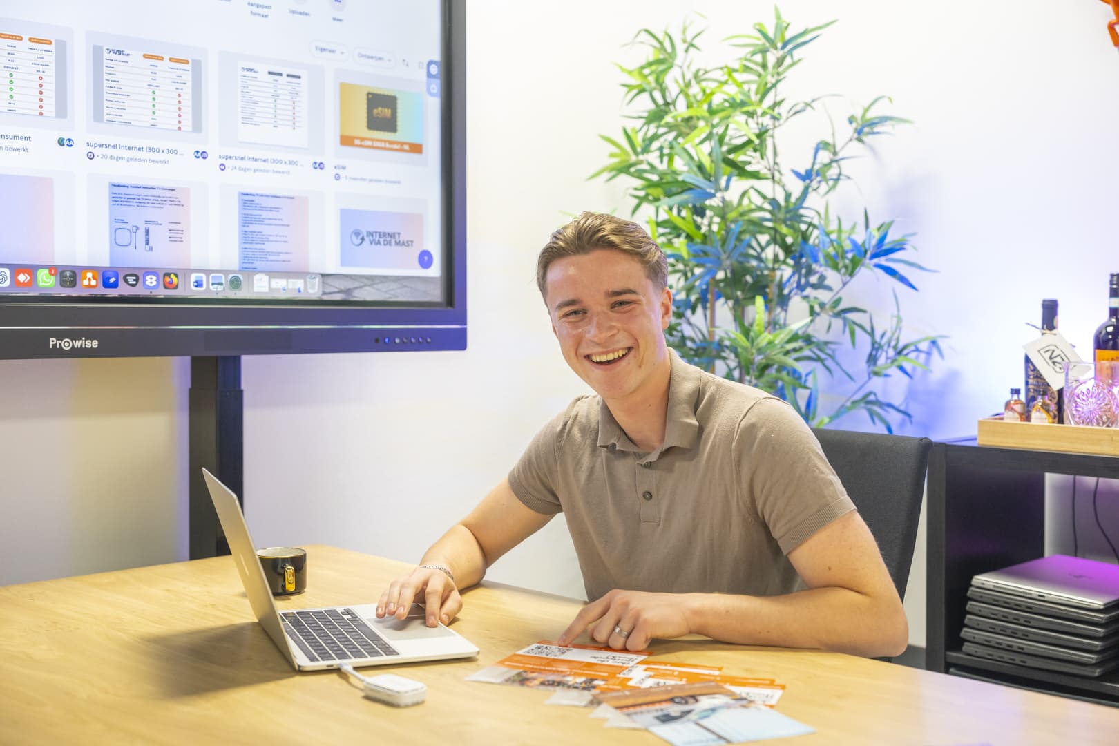 Adviseur van ReviewRain aan het werk met een laptop